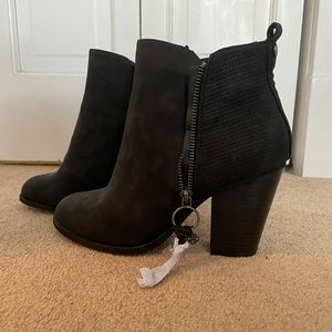Black Daisy Fuentes booties